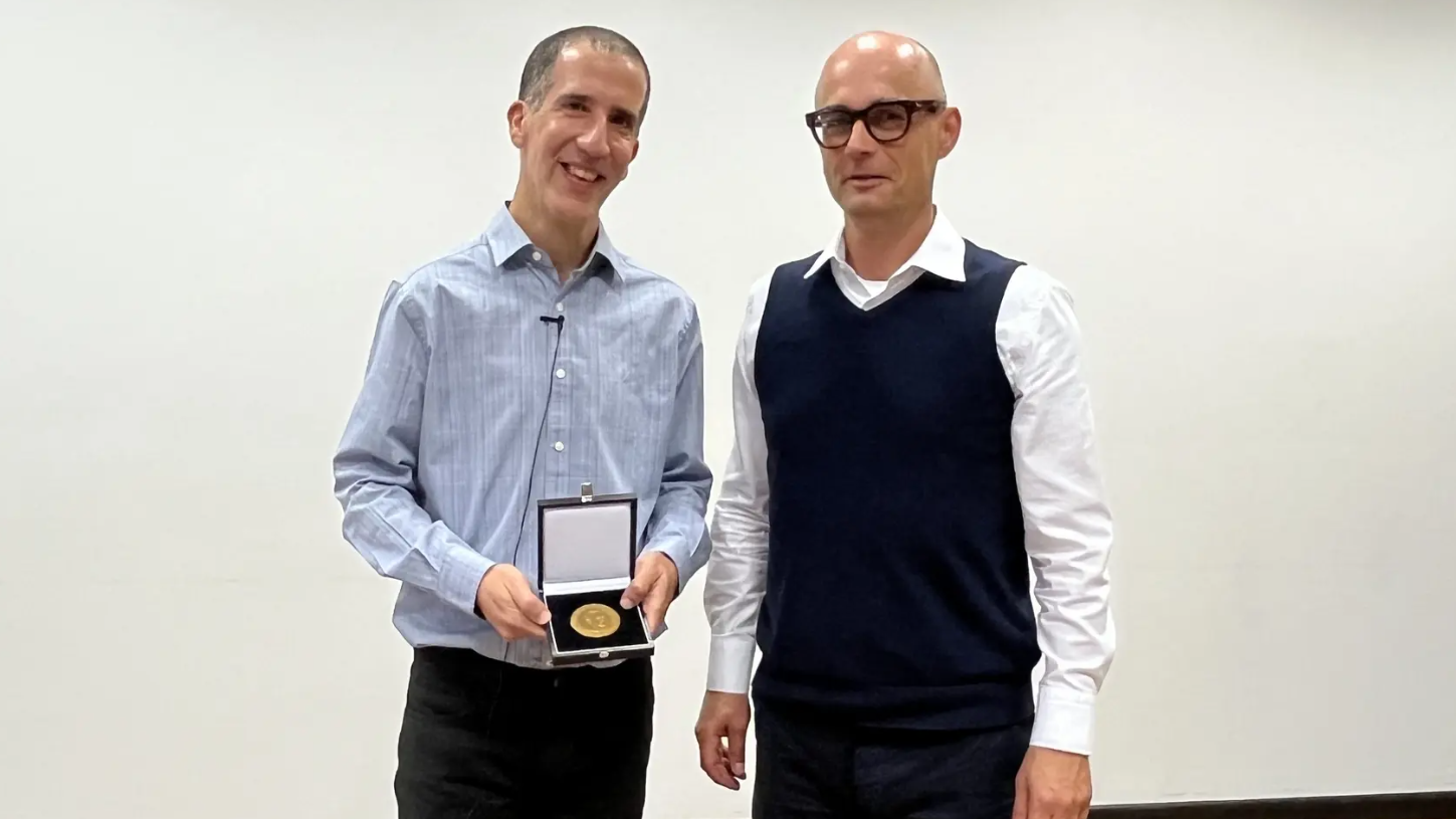 Sarel Fleishman receives the Otto Meyerhof Medal